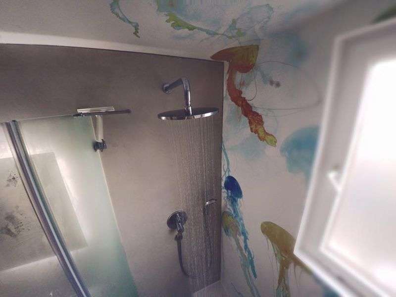 dusche-mit-tapete-im-badezimmer
